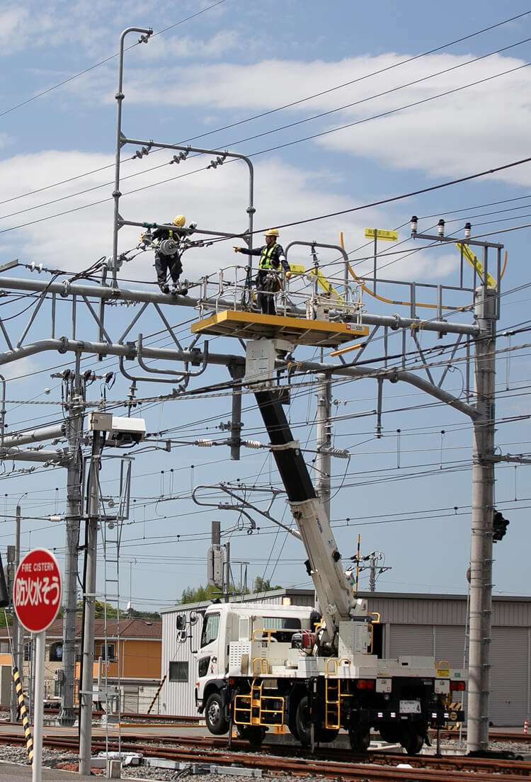 地上から10mを超える電線およびがいしの点検作業の様子