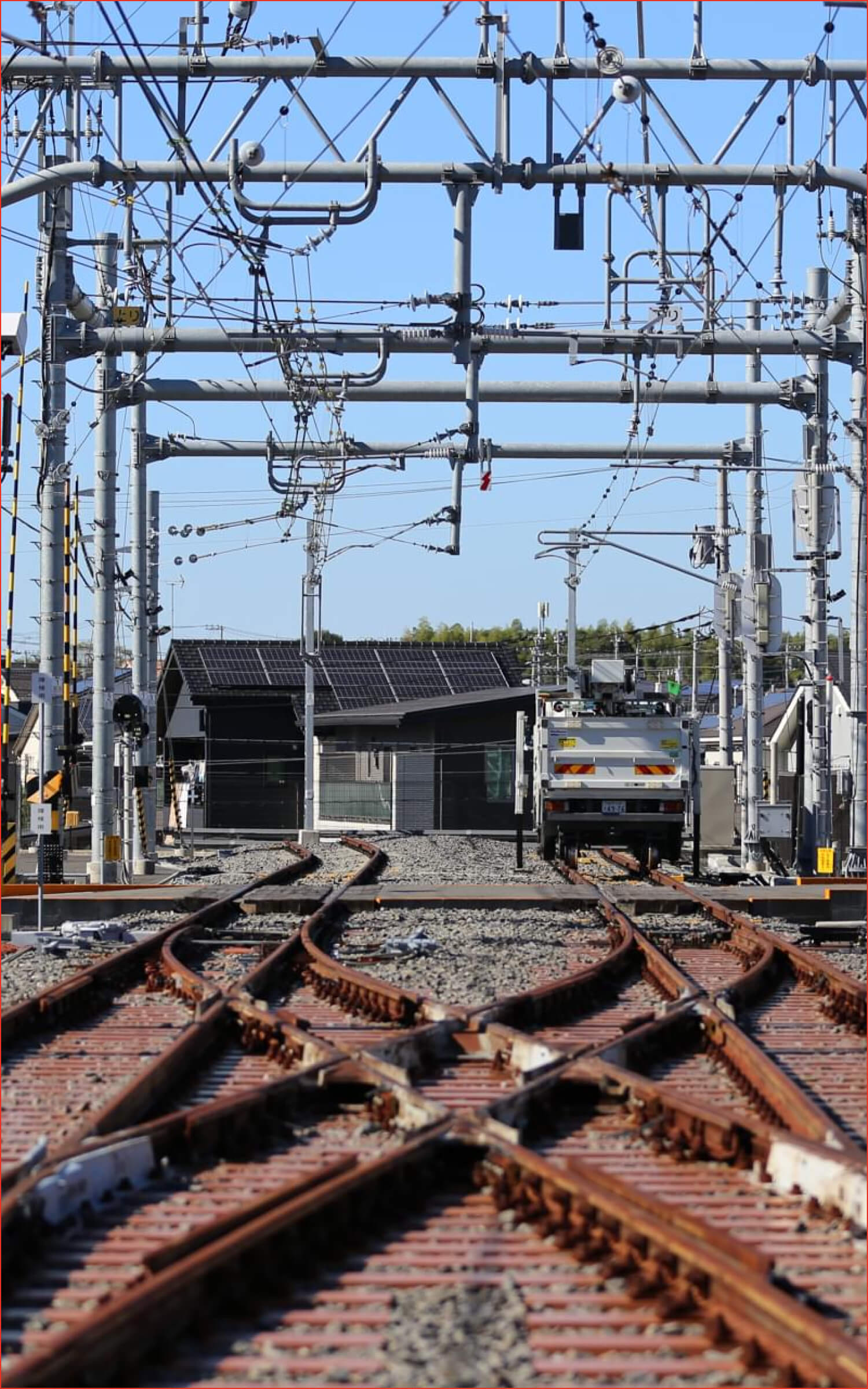 線路内で作業する写真
